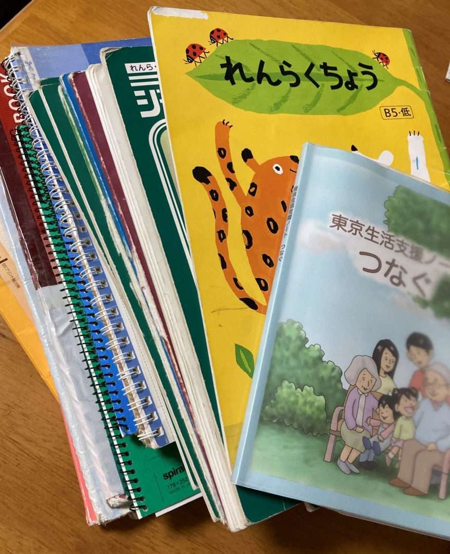 障害年金の申請書類を書く準備をしています