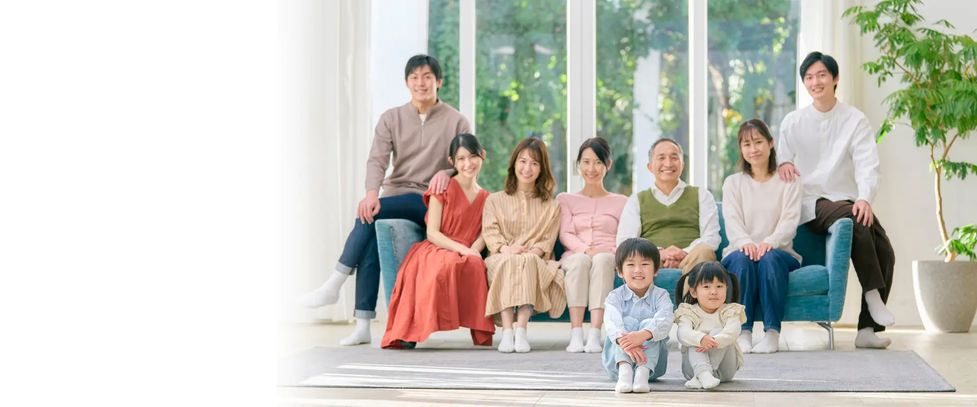 リビングに親子三世代と親戚が集まっている画像。オフィスアウジーテが目指すお客様の未来、「“もしも” と “これから” を話せる家族に」という文言が添えられている。